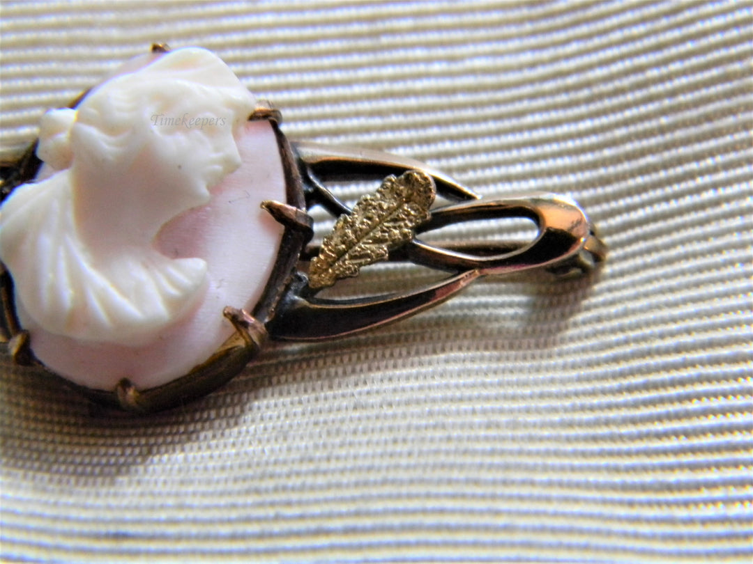 j796 Pretty Vintage Gold Filled Cameo Brooch in Pink with Leaves