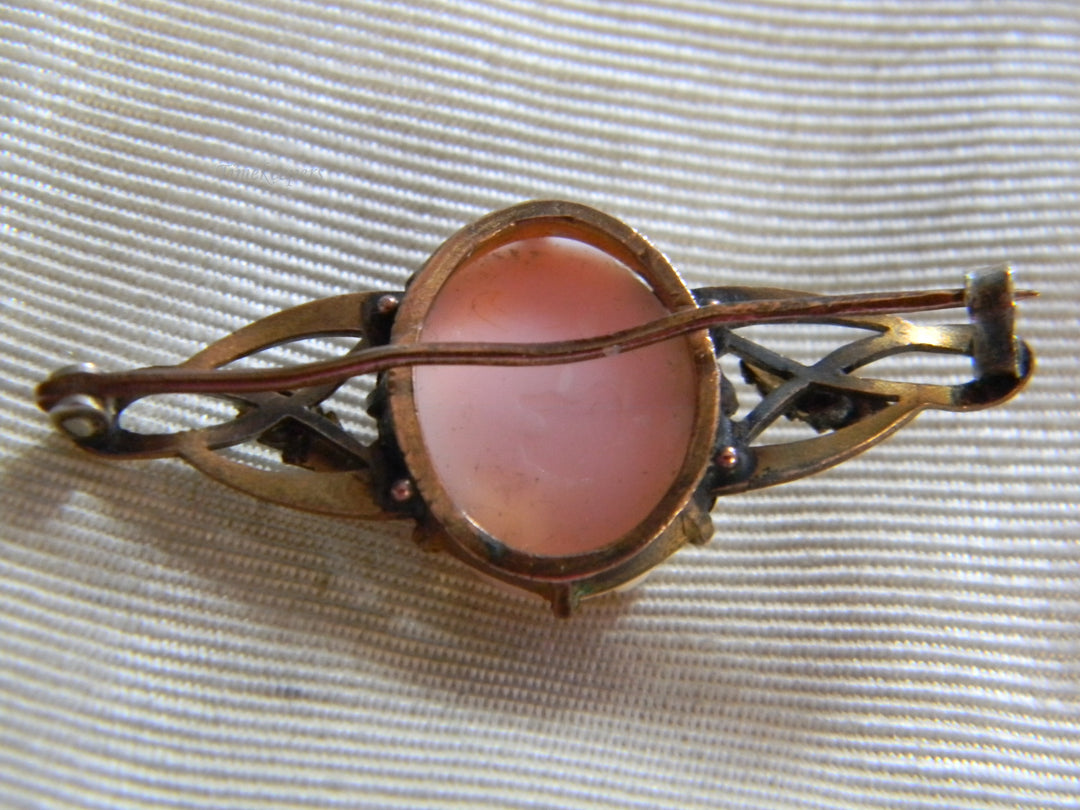 j796 Pretty Vintage Gold Filled Cameo Brooch in Pink with Leaves