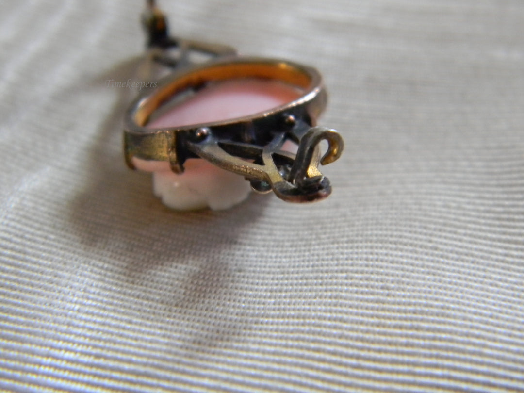 j796 Pretty Vintage Gold Filled Cameo Brooch in Pink with Leaves