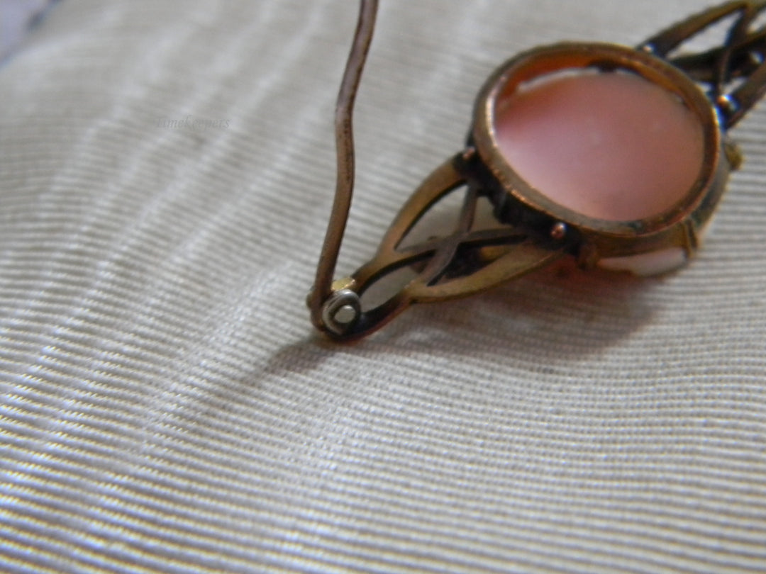 j796 Pretty Vintage Gold Filled Cameo Brooch in Pink with Leaves