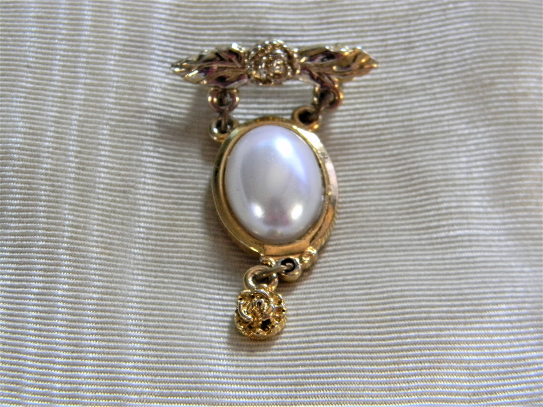 j797 Pretty Gold Tone Brooch with Faux Oval Pearl Center