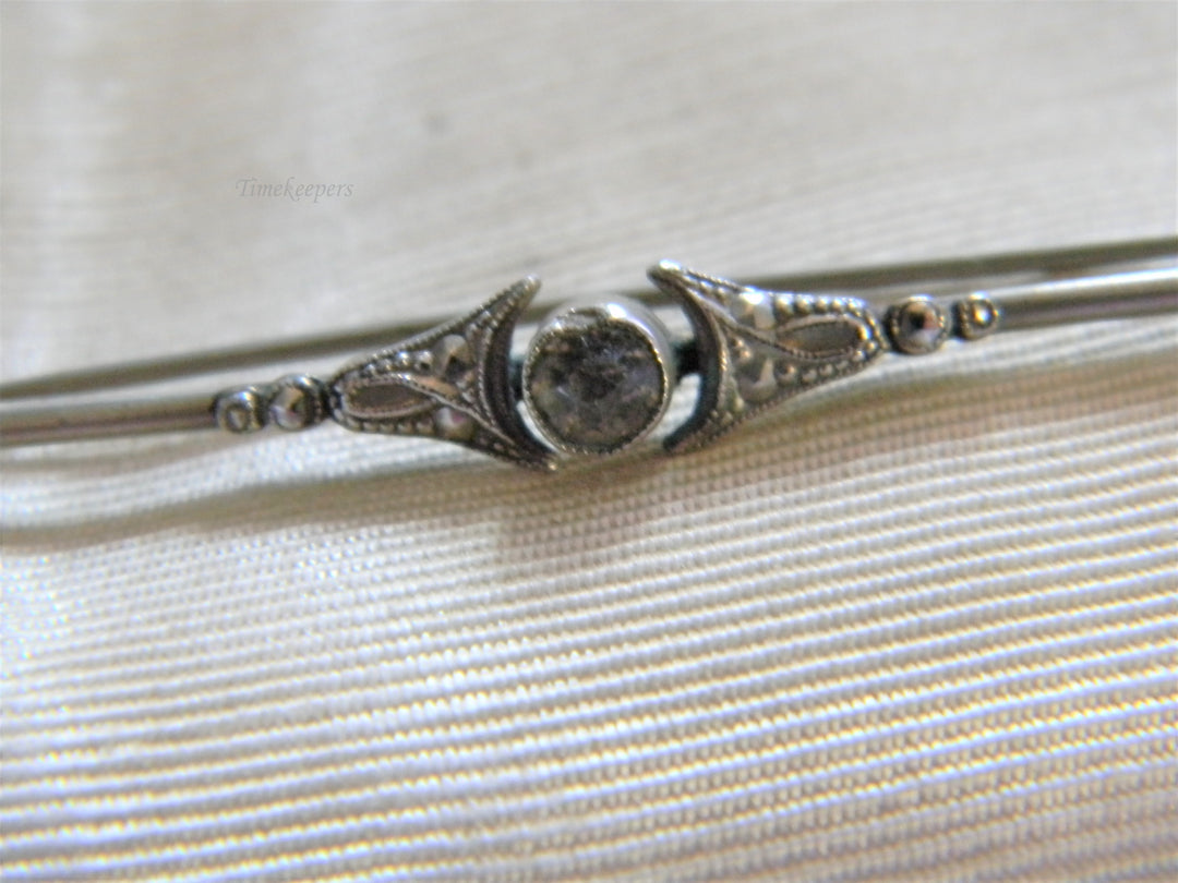 j798 Pretty Vintage Silver Tone Bar Brooch with Center Clear Stone