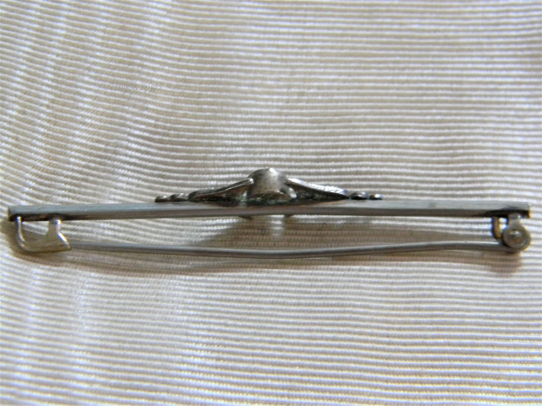 j798 Pretty Vintage Silver Tone Bar Brooch with Center Clear Stone