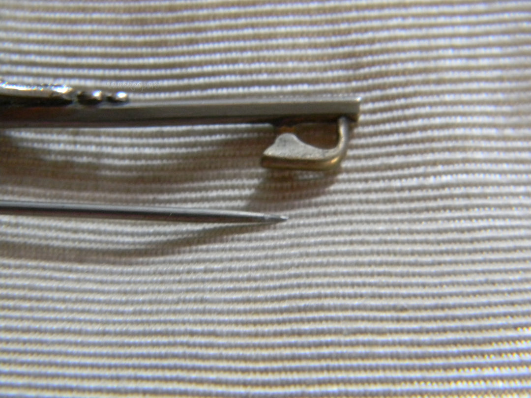 j798 Pretty Vintage Silver Tone Bar Brooch with Center Clear Stone