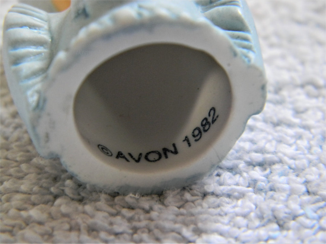 j806 Beautiful Avon 1982 Victorian Lady with Hat Bisque Thimble