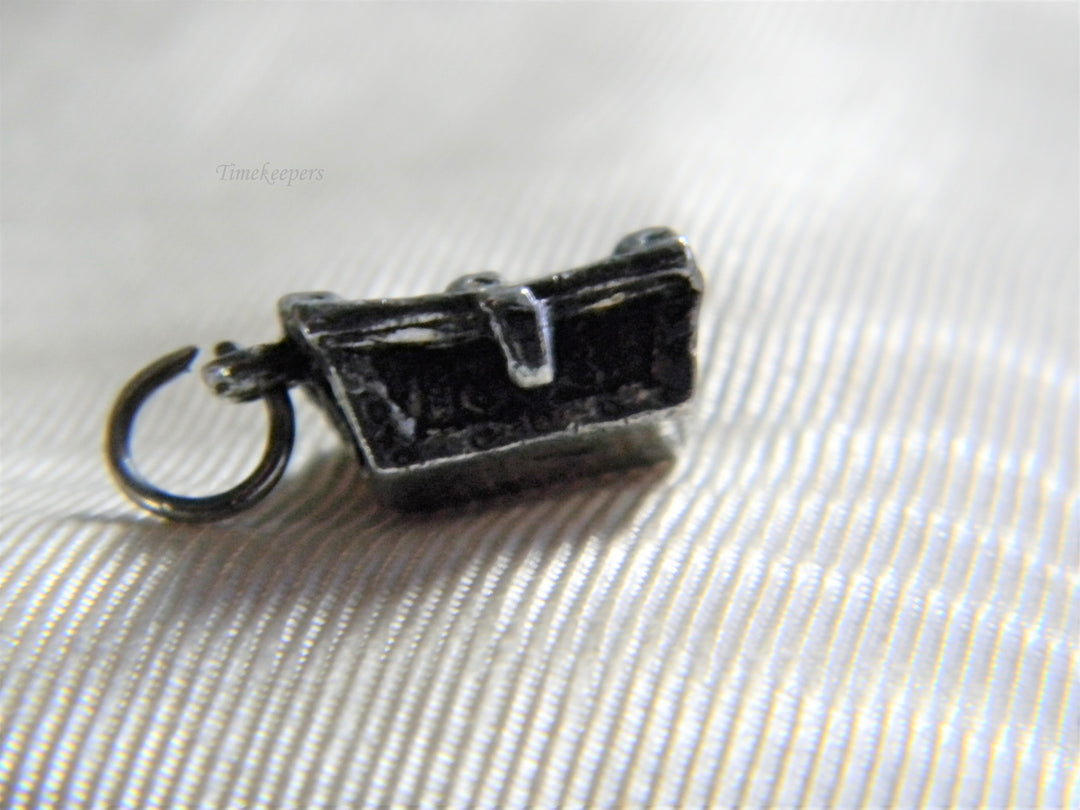 j812 Vintage Treasure Chest Charm/ Pendant in Silver Tone