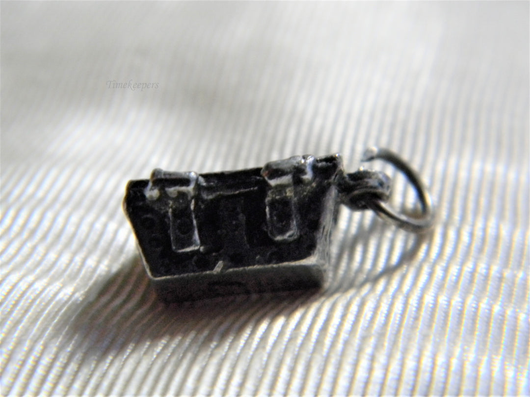 j812 Vintage Treasure Chest Charm/ Pendant in Silver Tone