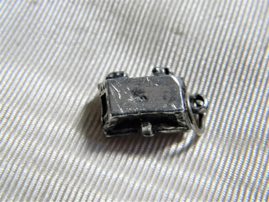 j812 Vintage Treasure Chest Charm/ Pendant in Silver Tone
