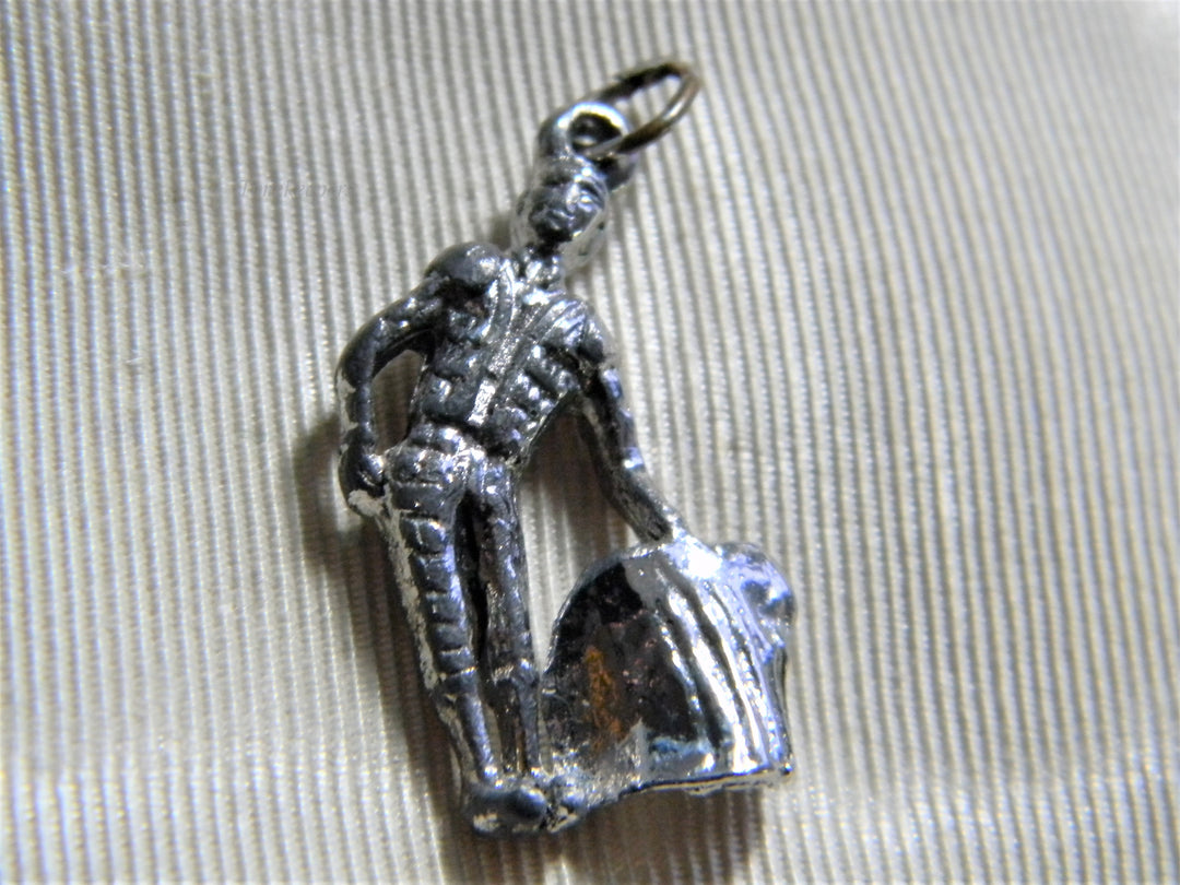 j813 Vintage Bull Fighter Charm/ Pendant in Silver Tone