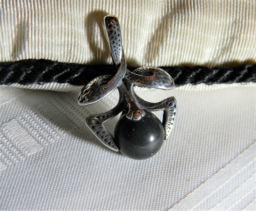 p081 Nice Vintage Sterling Silver Filigree Pendant with Round Onyx Ball