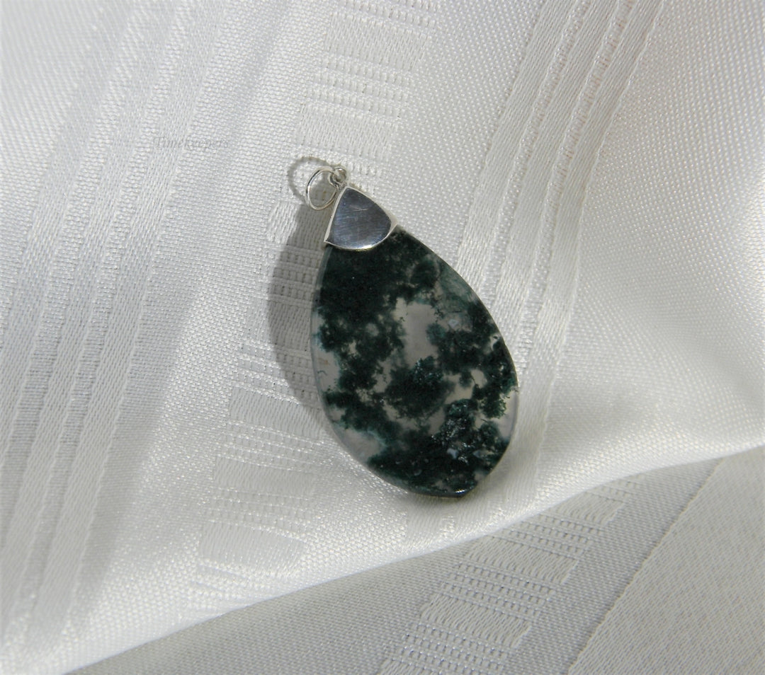 p085 Beautiful Green Moss Agate in Tear Drop Shape Pendant in Sterling