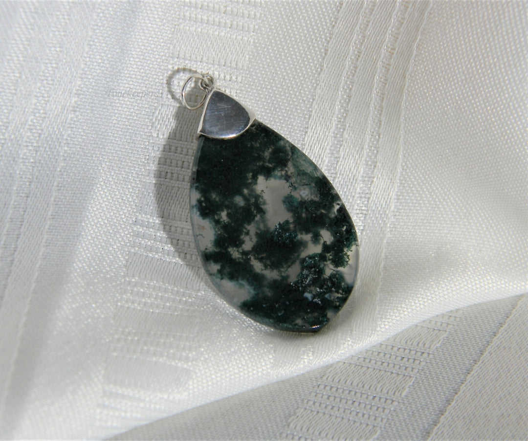 p085 Beautiful Green Moss Agate in Tear Drop Shape Pendant in Sterling