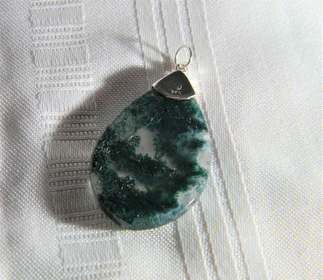p085 Beautiful Green Moss Agate in Tear Drop Shape Pendant in Sterling