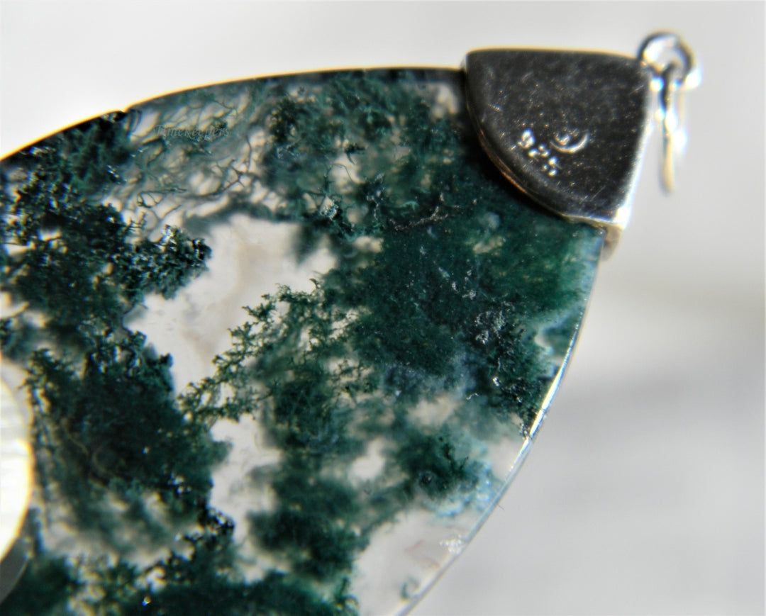 p085 Beautiful Green Moss Agate in Tear Drop Shape Pendant in Sterling