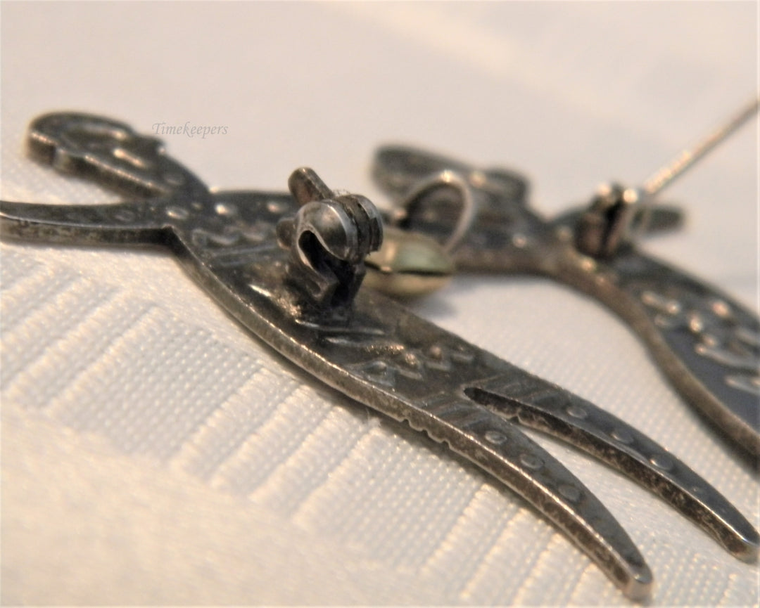 p092 Preowned Silver Tone Couple Embossed Brooch with Dangle Heart