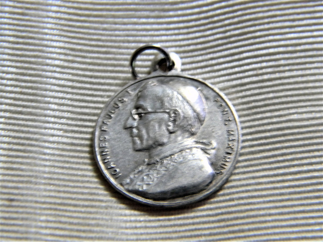 j858 Nice Religious Catholic Pope Medal Charm or Pendant