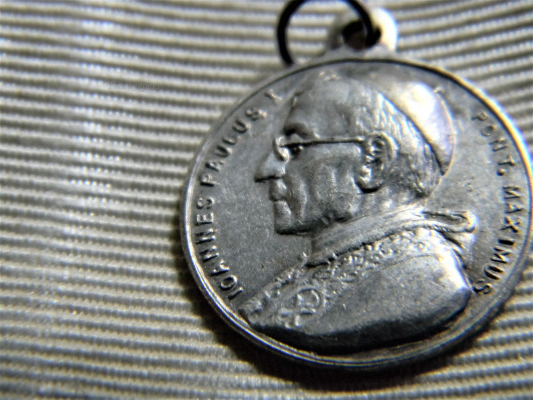j858 Nice Religious Catholic Pope Medal Charm or Pendant