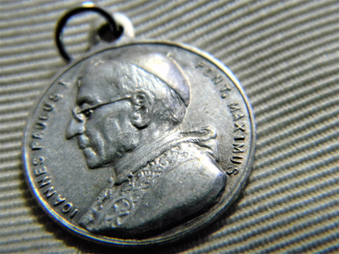 j858 Nice Religious Catholic Pope Medal Charm or Pendant