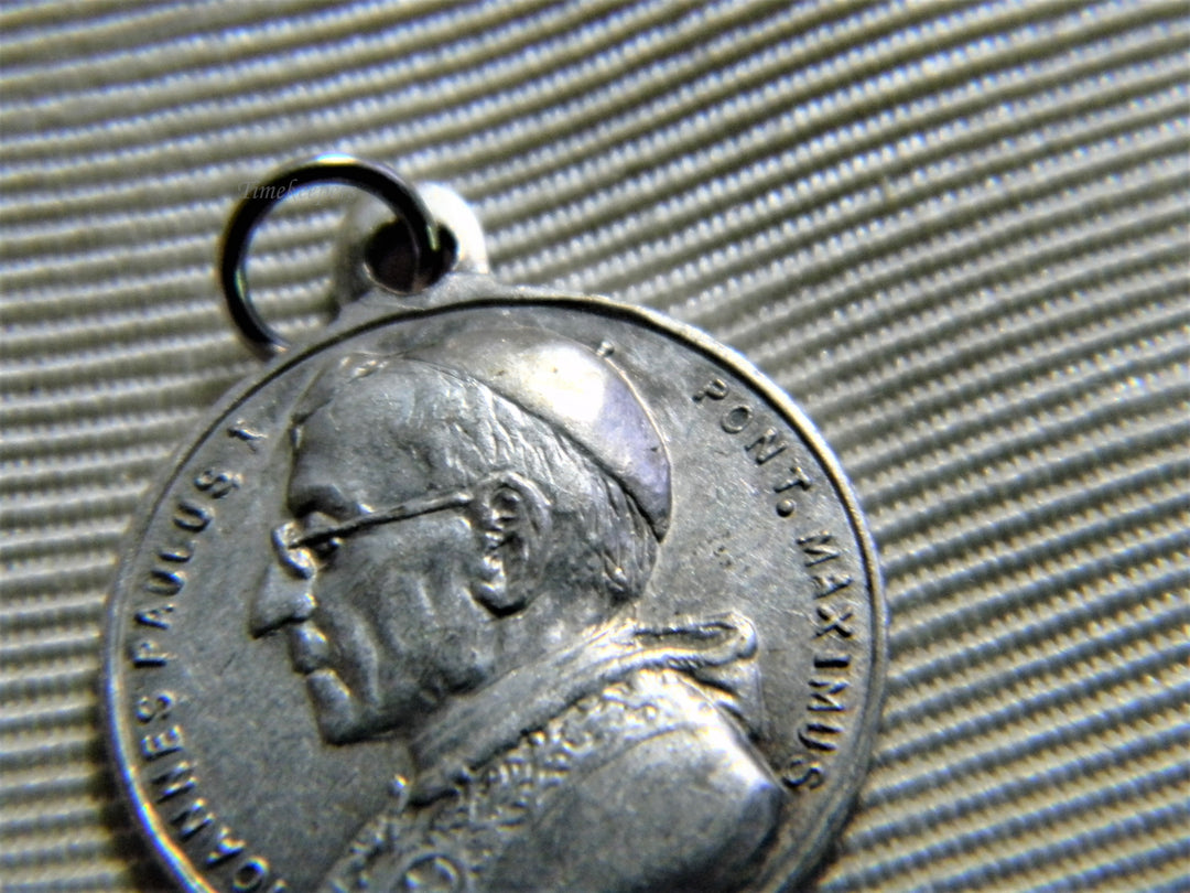 j858 Nice Religious Catholic Pope Medal Charm or Pendant