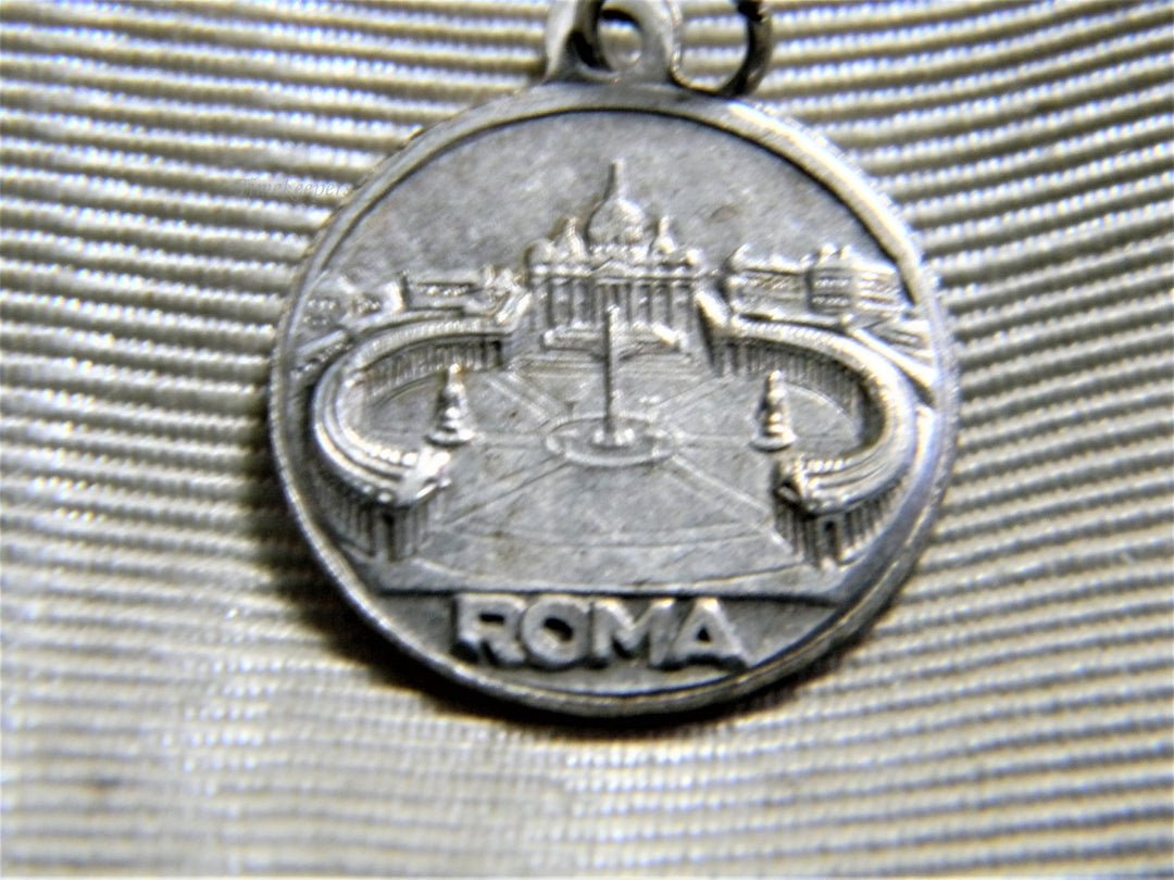 j858 Nice Religious Catholic Pope Medal Charm or Pendant