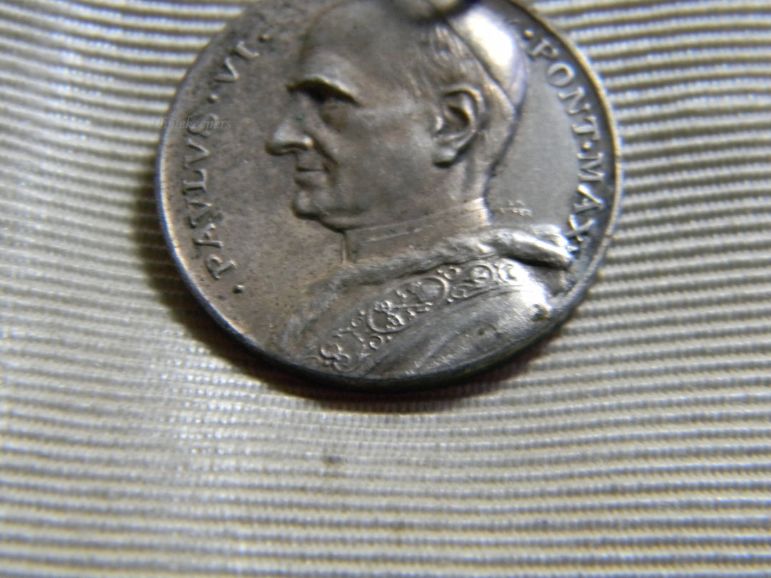 j864 Nice Religious Catholic Pope VI Medal Charm or Pendant in Silver Tone