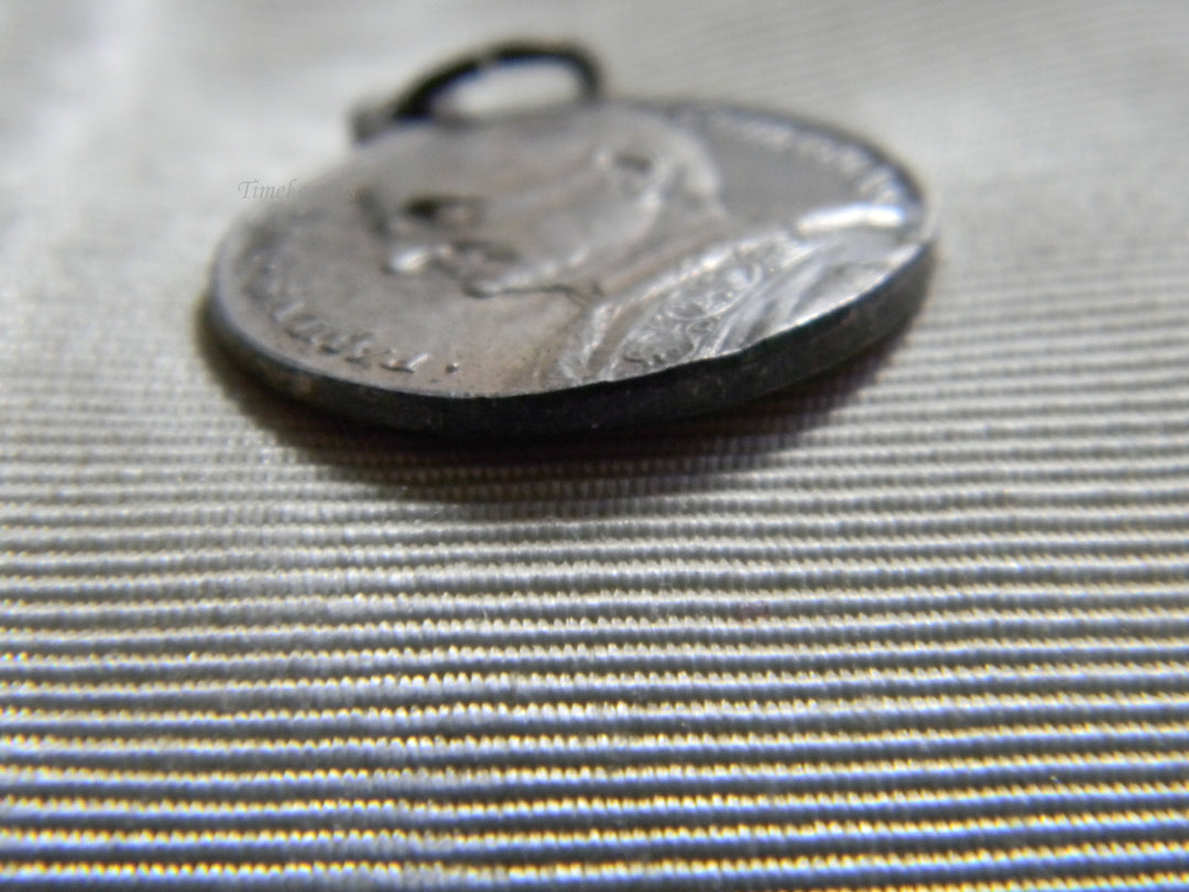 j864 Nice Religious Catholic Pope VI Medal Charm or Pendant in Silver Tone