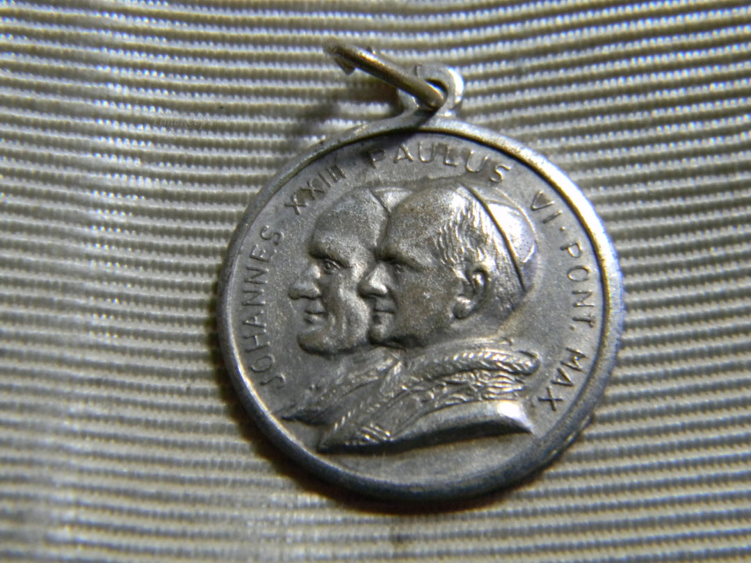 j865 Nice Religious Catholic Pope Medal Charm or Pendant in Silver Tone