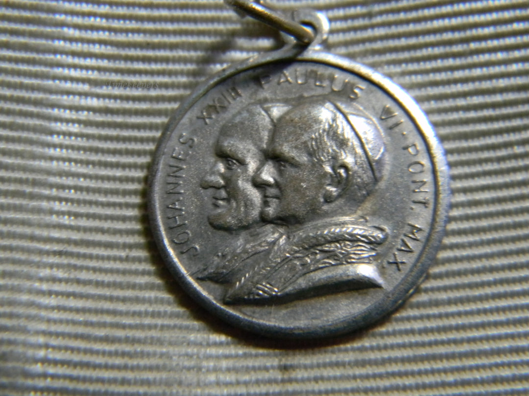 j865 Nice Religious Catholic Pope Medal Charm or Pendant in Silver Tone
