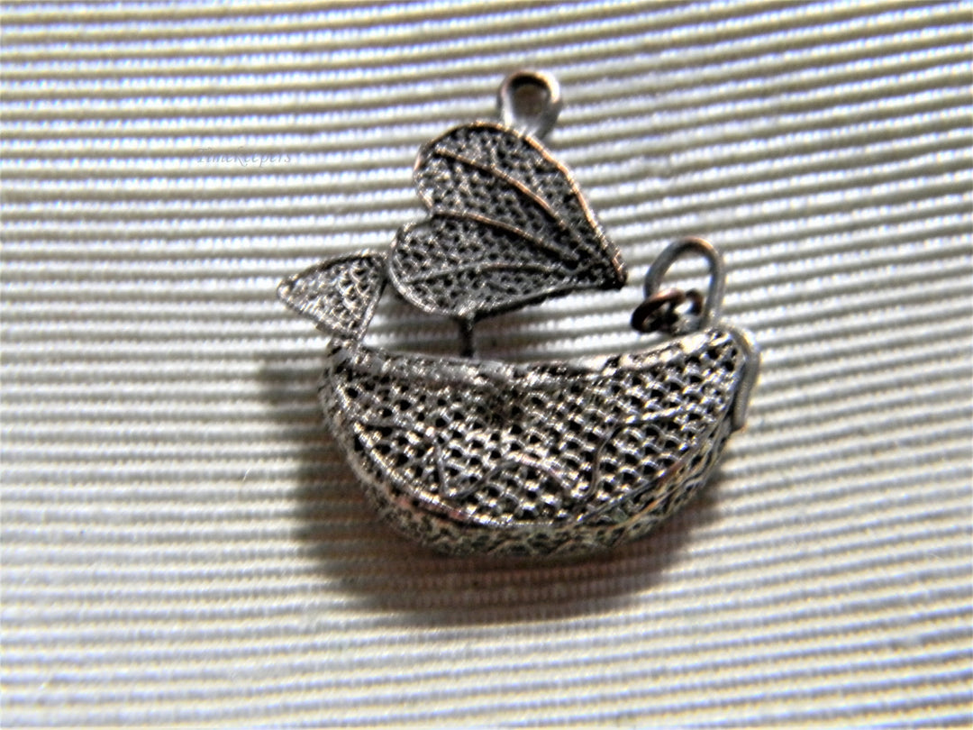 j869 Nice Vintage Sailing Ship Charm/ Pendant in Silver Tone