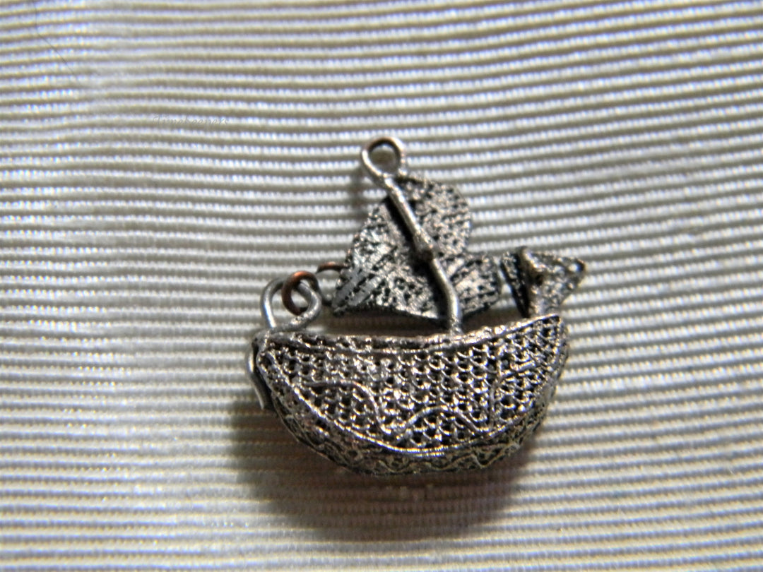 j869 Nice Vintage Sailing Ship Charm/ Pendant in Silver Tone