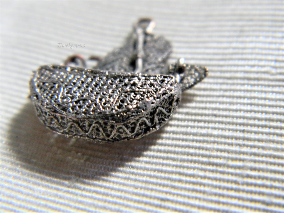 j869 Nice Vintage Sailing Ship Charm/ Pendant in Silver Tone