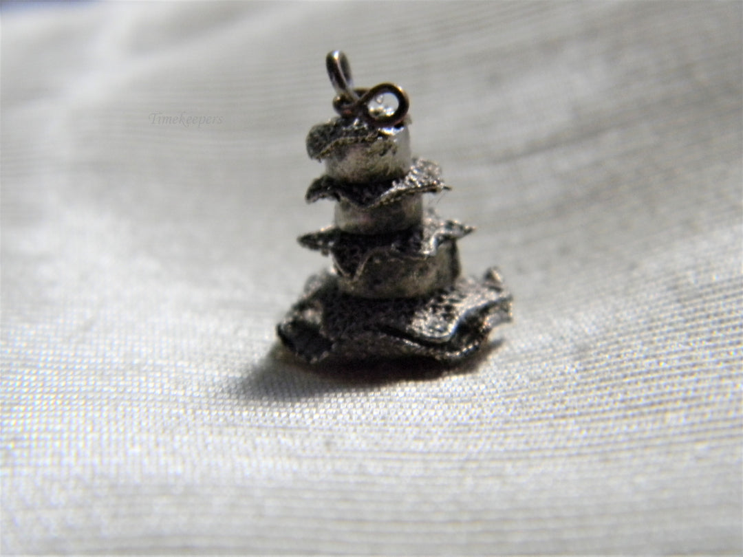 j871 Nice Vintage Asian Style Pagoda Carrier Charm/ Pendant in Silver Tone