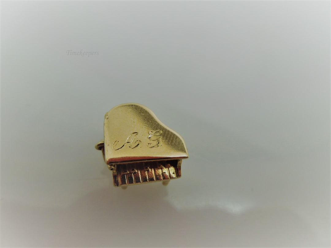 g798 Cute Ladies 14kt Yellow Gold Vintage Grand Piano Charm or Pendant