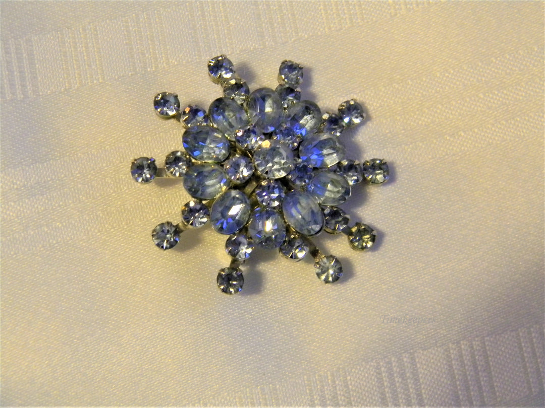 j206 Beautiful Sparkling LIght Blue Flower Burst Brooch from 1950's
