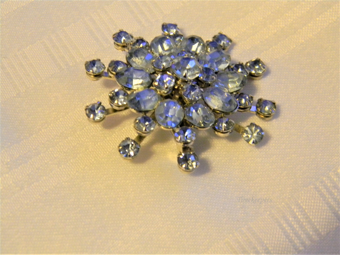 j206 Beautiful Sparkling LIght Blue Flower Burst Brooch from 1950's