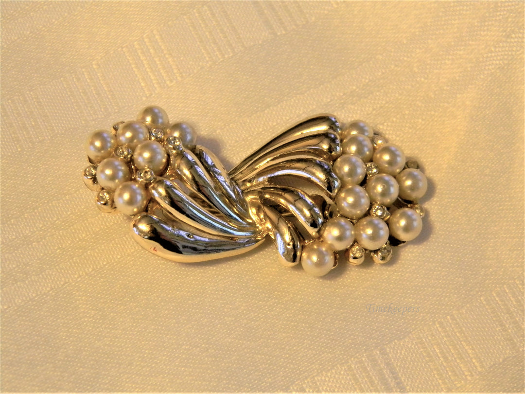 j207 Beautiful Simulated Pearl Brooch in Gold Tone from 1960's