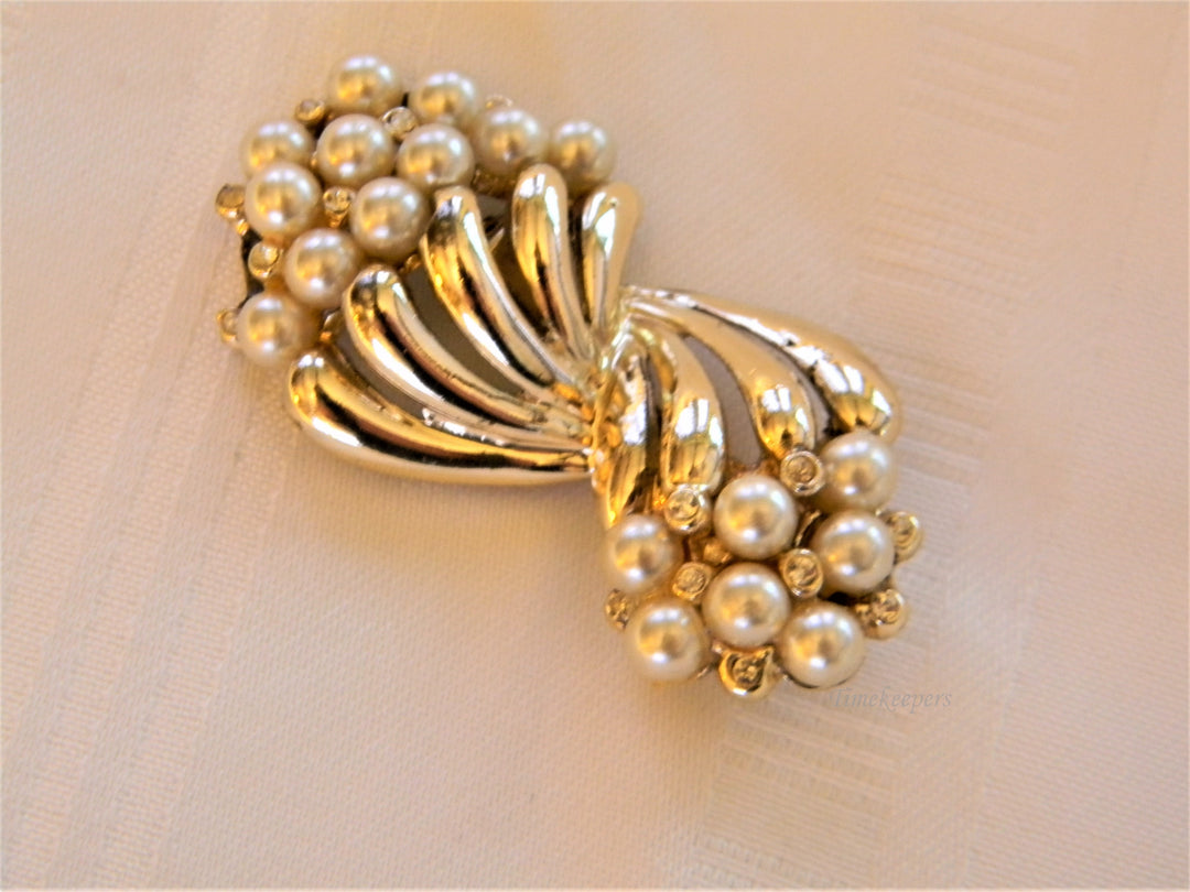 j207 Beautiful Simulated Pearl Brooch in Gold Tone from 1960's