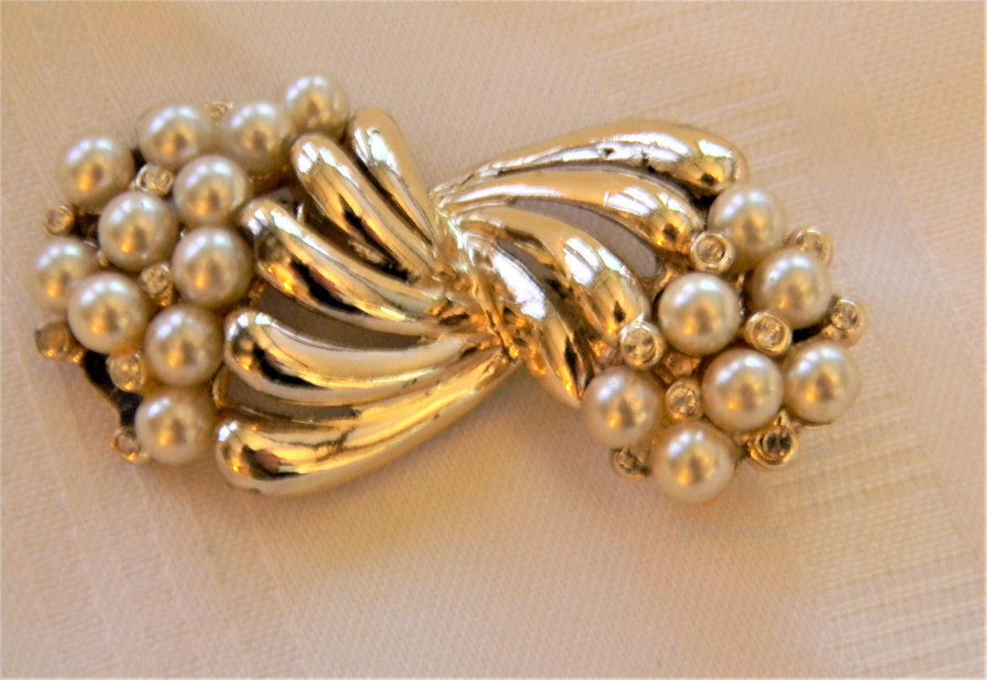 j207 Beautiful Simulated Pearl Brooch in Gold Tone from 1960's