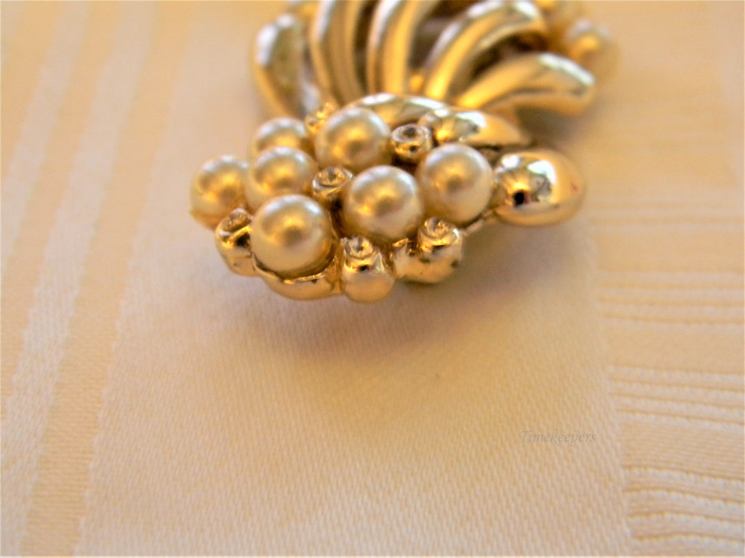 j207 Beautiful Simulated Pearl Brooch in Gold Tone from 1960's