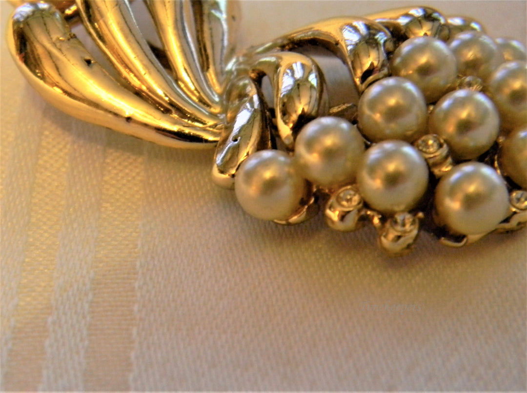 j207 Beautiful Simulated Pearl Brooch in Gold Tone from 1960's