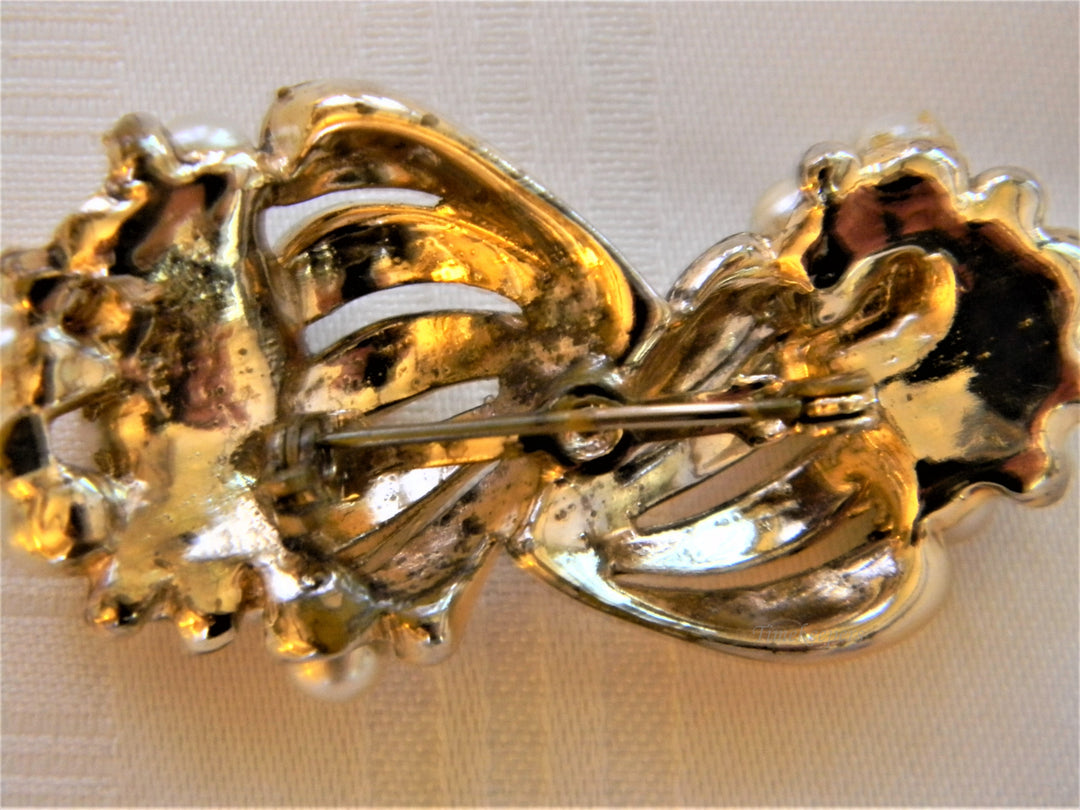 j207 Beautiful Simulated Pearl Brooch in Gold Tone from 1960's