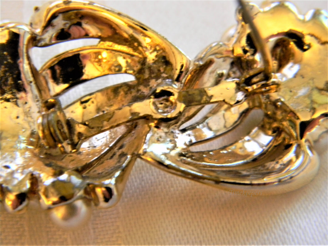 j207 Beautiful Simulated Pearl Brooch in Gold Tone from 1960's
