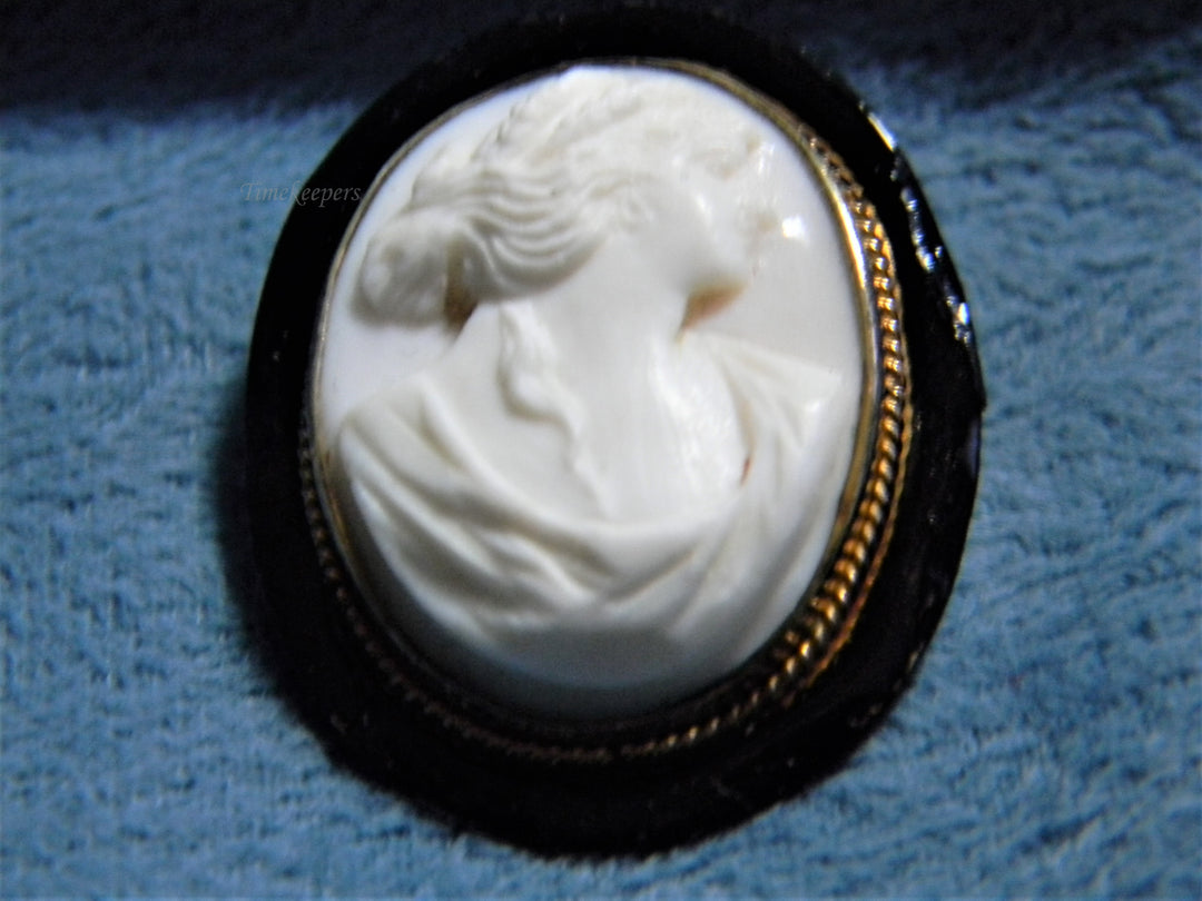 j884 Beautiful Vintage Gold Filled Resin Cameo Brooch with Black Enamel
