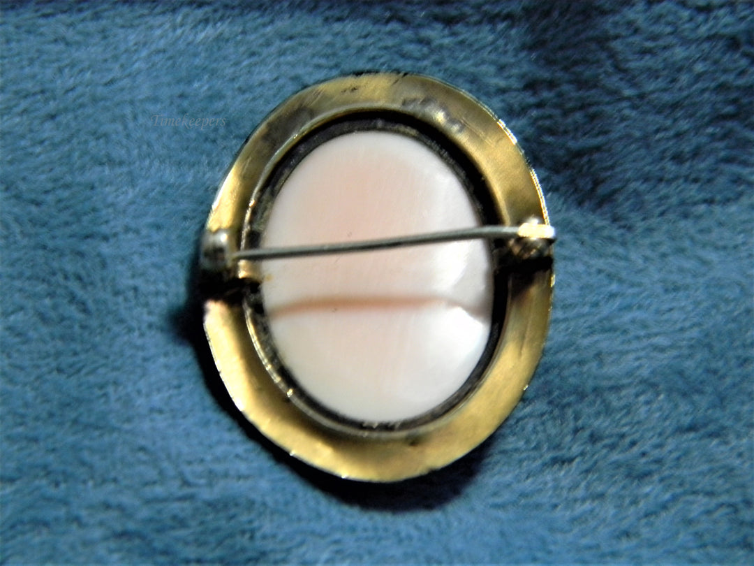 j884 Beautiful Vintage Gold Filled Resin Cameo Brooch with Black Enamel