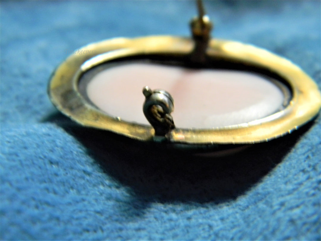 j884 Beautiful Vintage Gold Filled Resin Cameo Brooch with Black Enamel