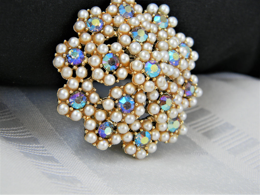 j220 Stunning Vintage Brooch with Simulated Pearls and Sparkling Blue Stones