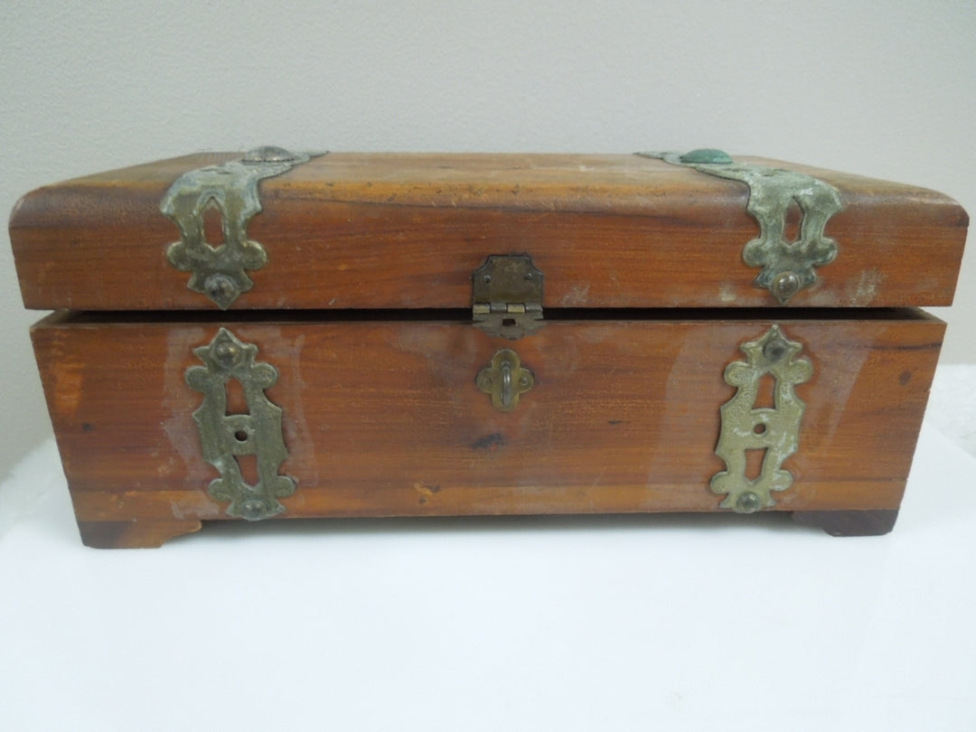 q902 Vintage Wooden Treasure Chest Jewelry / Money / Decoration / Trinket Box