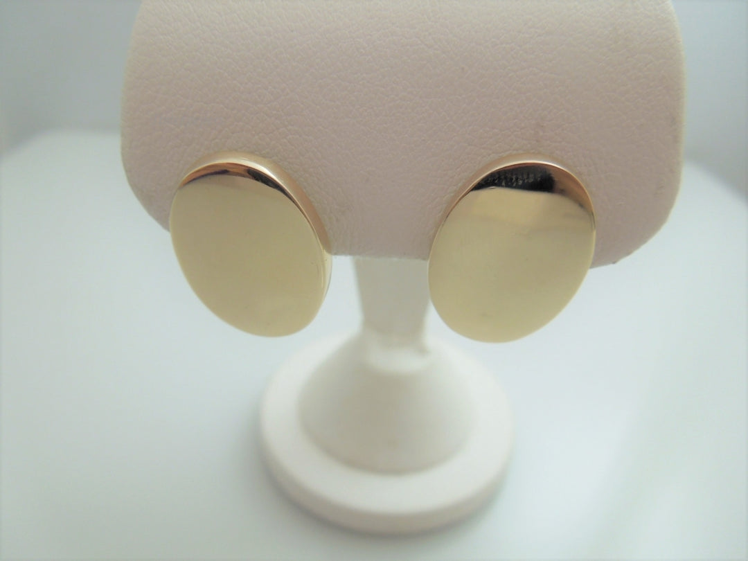 c562 Lovely Ladies 14kt Yellow Gold Engravable Oval Earrings