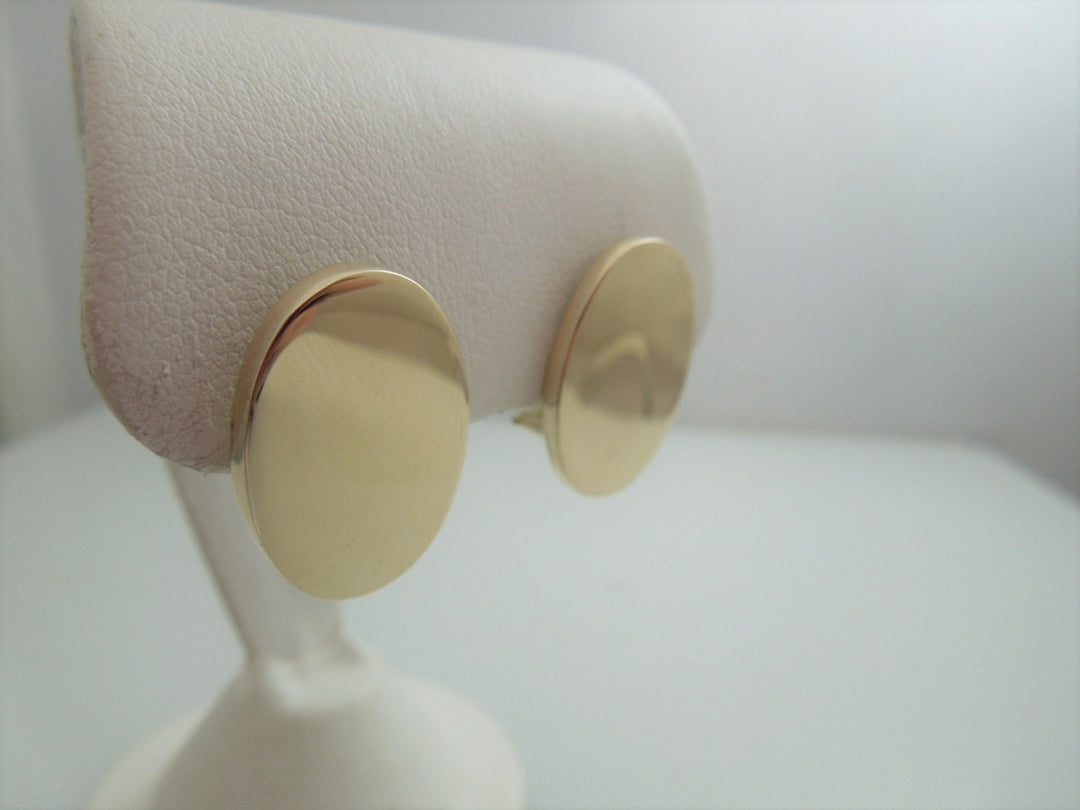 c562 Lovely Ladies 14kt Yellow Gold Engravable Oval Earrings