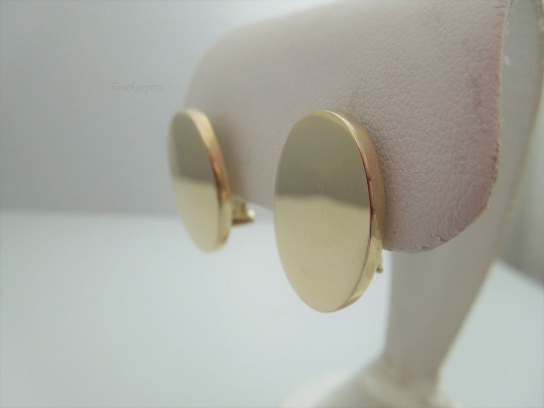 c562 Lovely Ladies 14kt Yellow Gold Engravable Oval Earrings